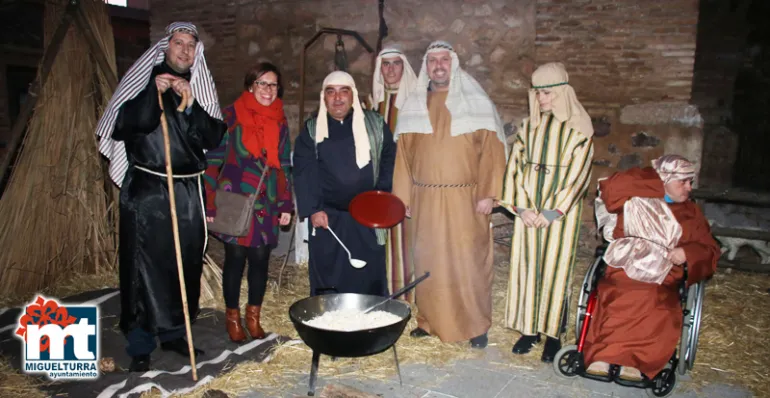 imagen de Victoria Sobrino con personajes del Belén Viviente, diciembre 2017