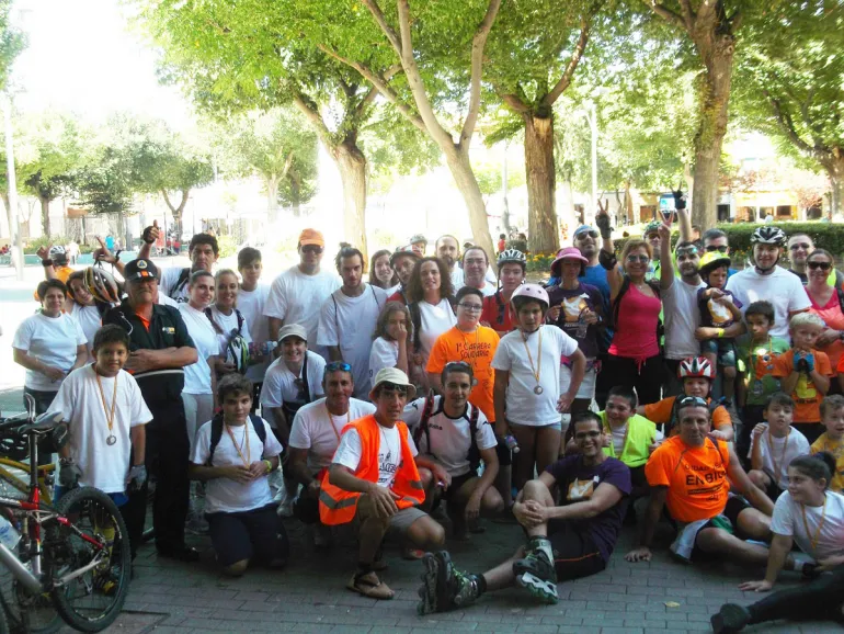 imagen del grupo de personas participantes en la quedada en bici y patines, septiembre 2015