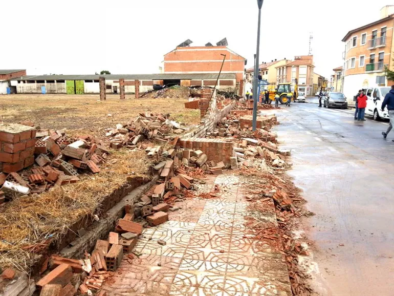 imagen de la caída del muro hacia la calle Real a causa del gran viento, marzo 2018