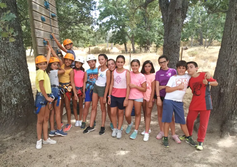imagen de chicos y chicas durante las actividades de multiaventura, Campamento Musical 2019