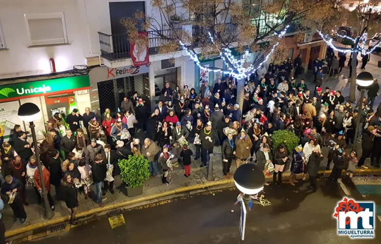 imagen de las personas congregadas para celebrar el nuevo año 2018, Campanadas Churriegas