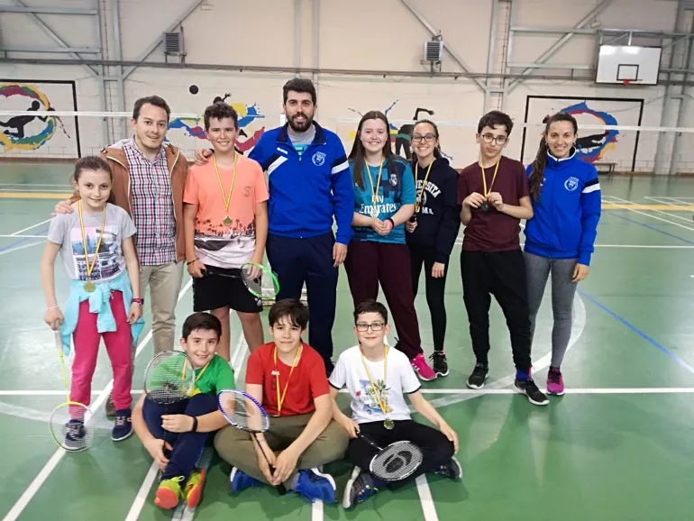 imagen de participantes, organización y concejal de Deportes, campeonato bádminton San Isidro 2019