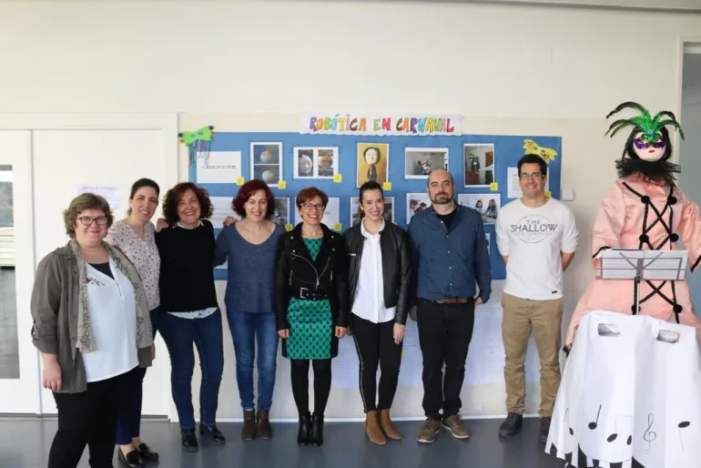 imagen de Victoria Sobrino y docentes del Colegio Número 5, marzo 2019, fuente imagen AMPA centro educativo