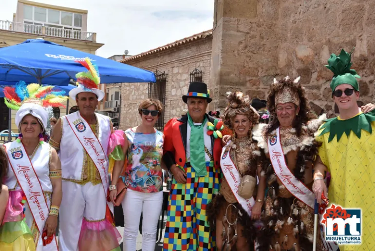 imagen de autoridades institucionales y carnavaleras en el Carnaval de Verano 2019 de Miguelturra
