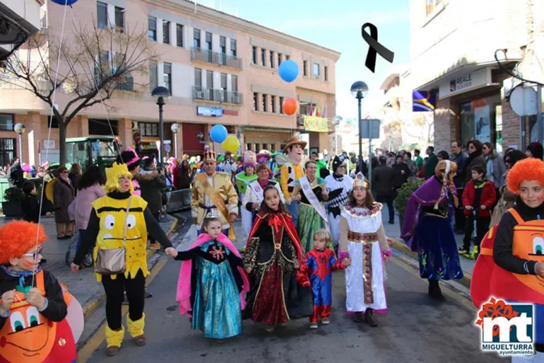 imagen de participantes en el Carnaval Infantil de Miguelturra 2018, crespón negro por el fallecido en Herencia.