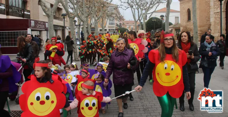 imagen del desfile de la Escuela Municipal Pelines en Carnaval 2017