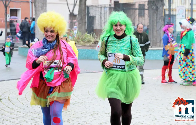 imagen de concejalas participando en la Carrera de Máscaras 2016
