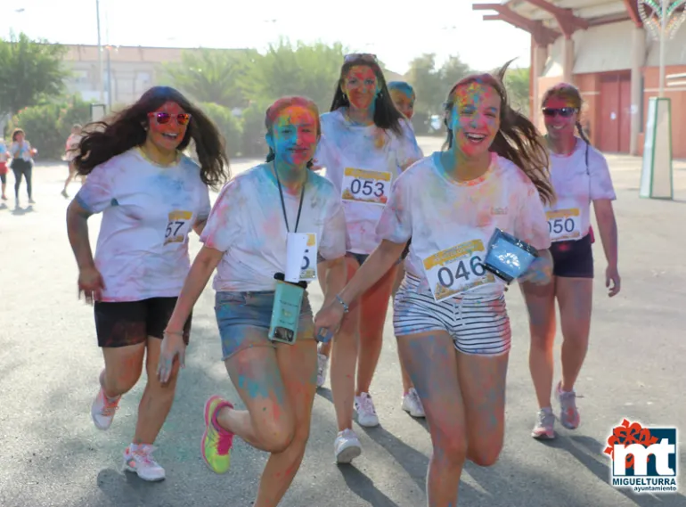 imagen de jóvenes llegando a la meta en la carrera de polvos de colores, septiembre 2018
