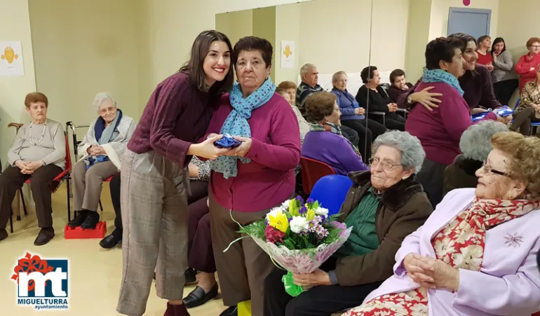 imagen del acto de entrega de regalos de familiares en el SED, diciembre 2018