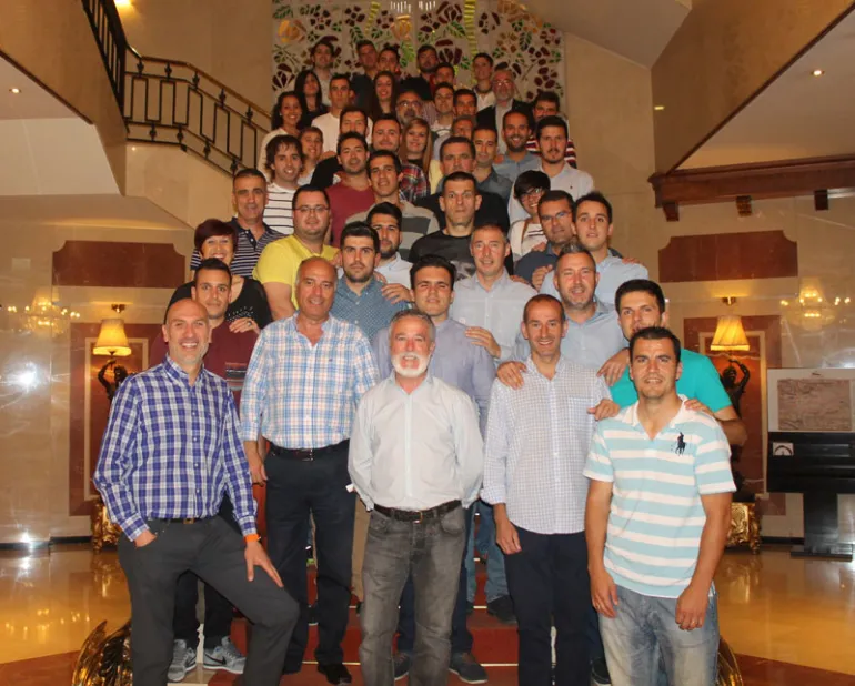imagen cena hermandad de Román Rivero y personal Escuelas Deportivas, 2015
