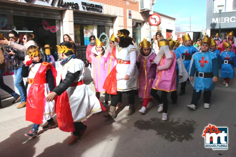 imagen del alumnado desfilando en Carnaval, 9 febrero 2018