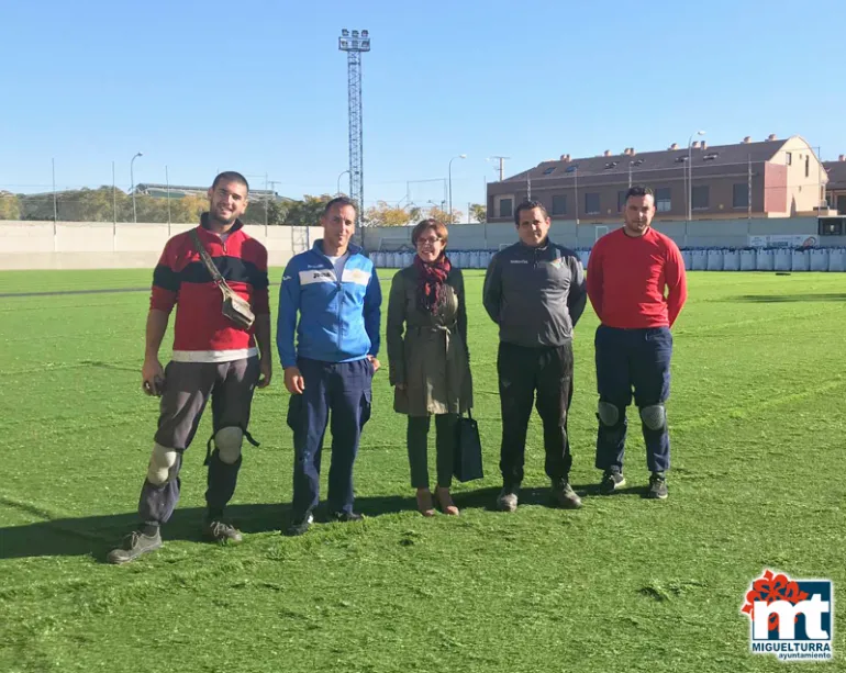 imagen visita institucional tras la sustitución del césped artificial del campo de fútbol, noviembre 2017