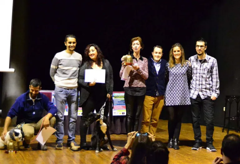 imagen de autoridades, organización y participantes de la charla coloquio sobre mascotas, noviembre 2016