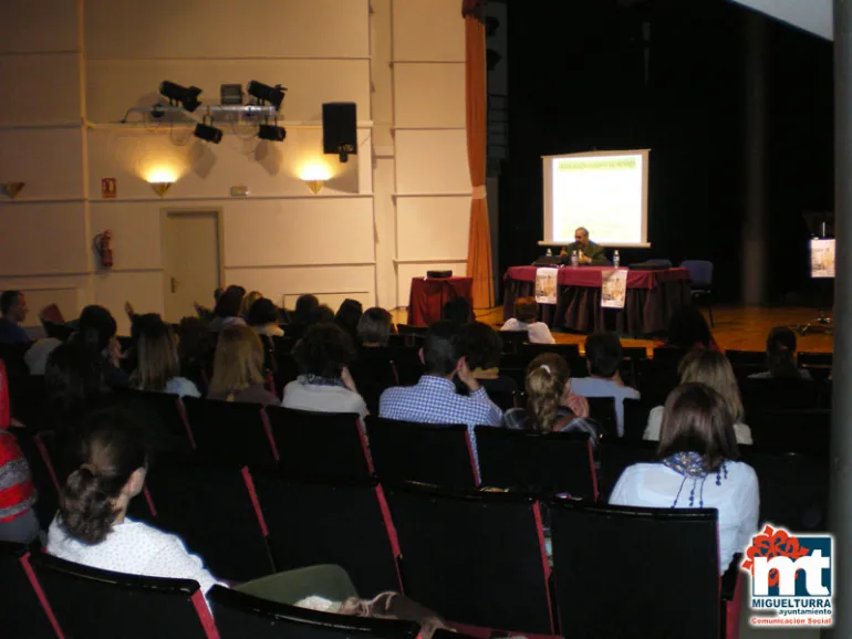 imagen de Pedro Julio Merino durante la charla sobre acoso escolar, abril 2016