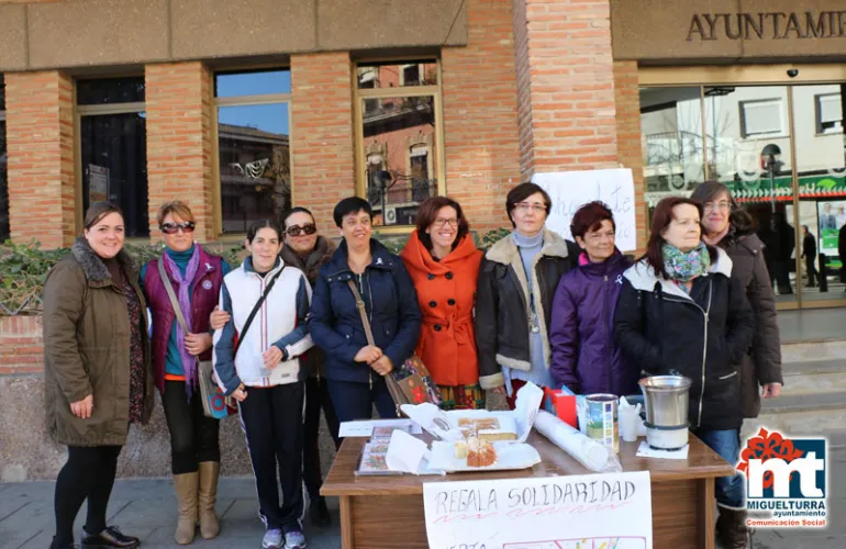 imagen de la chocolatada solidaria con el apoyo institucional del ayuntamiento, diciembre de 2015
