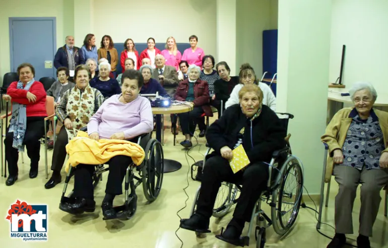 imagen de concejala, personas organizadoras y participantes en esta primera proyección, 9 noviembre 2017