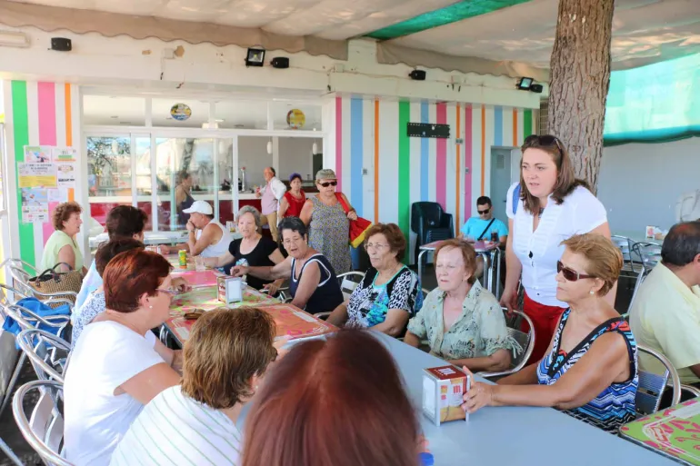 Imagen de la concejala con los participantes en el taller.