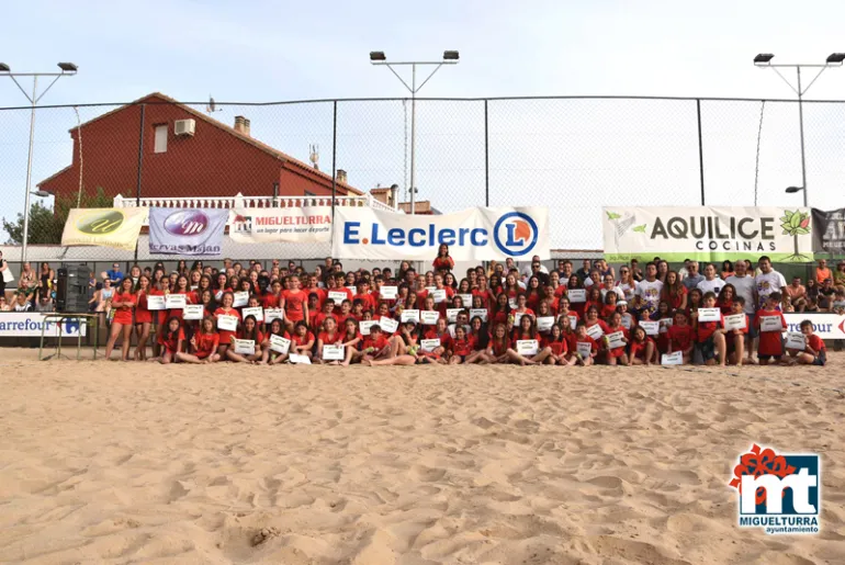 imagen de participantes, organización y autoridades al finalizar el Clinic Vóley Miguelturra 2019