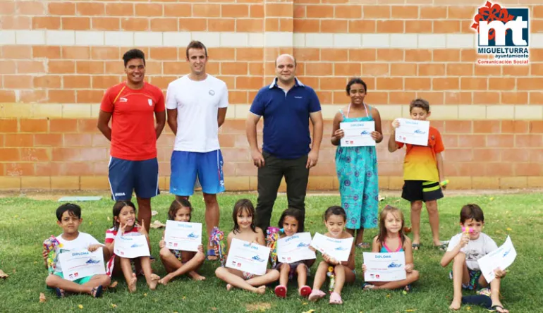 imagen de la clausura de los cursos de natación de este verano 2015 en Miguelturra