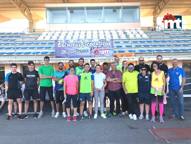 imagen de la alcaldesa y concejal de deportes junto con la organización de la clausura, mayo 2019