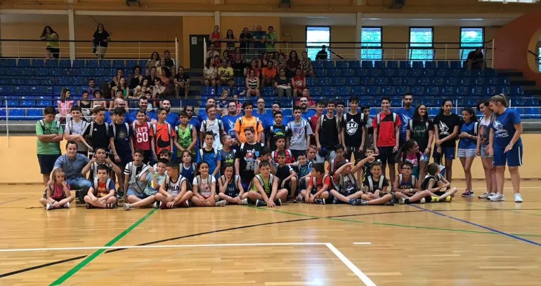 imagen de la inauguración del clinic de formación de baloncesto, julio 2018.