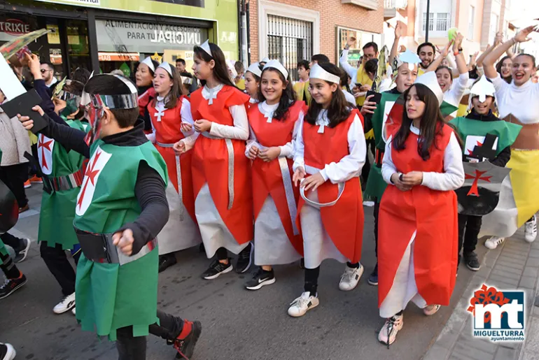 imagen de uno de los colegios durante el pasacalles carnavalero, Colegio La Merced, febrero 2020