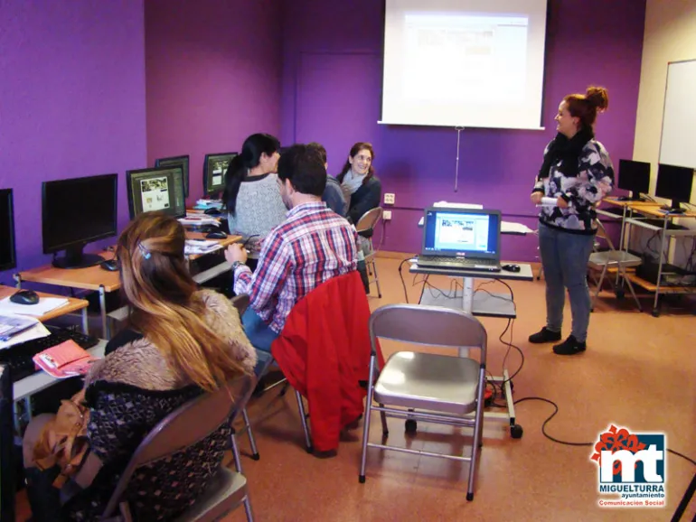 imagen de Carolina Molina Rodrigo, Concejala de Juventud, inaugurando y hablando con alumnado del curso avanzado de Photoshop, noviembre de 2015