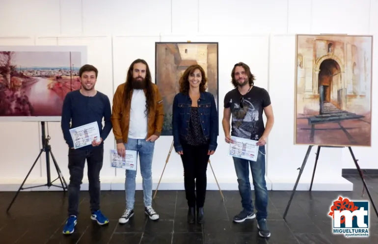 imagen de la concejala de Cultura y ganadores Certamen Pintura Rápida 2017