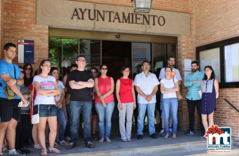 imagen del minuto de silencio frente a las puertas del ayuntamiento, junio 2016