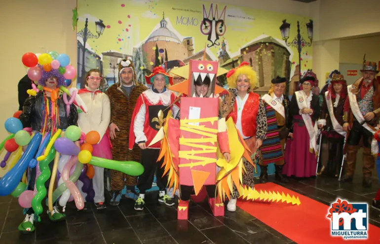 imagen de personas ganadoras y autoridades concurso Trajes Reciclados Carnaval 2017 Miguelturra