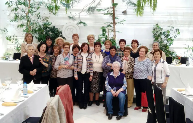 imagen de la alcaldesa Victoria Sobrino y miembros de la Asociación de Viudas Nuestra Señora de la Estrella en Almansa, abril 2016