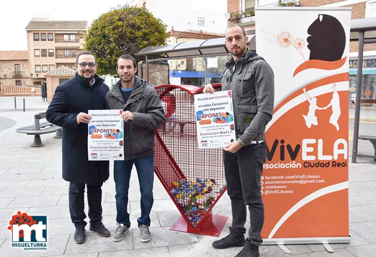 imagen frente al contenedor de reciclado de tapones de la plaza de la Constitución, enero 2020