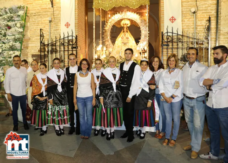imagen corporación municipal y churriegas y churriegos ejemplares junto la Virgen de la Estrella, Ferias y Fiestas 2016