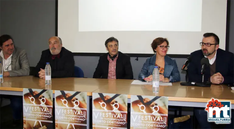 imagen de autoridades y organización, presentación oficial del Corto Cortísmo 2017