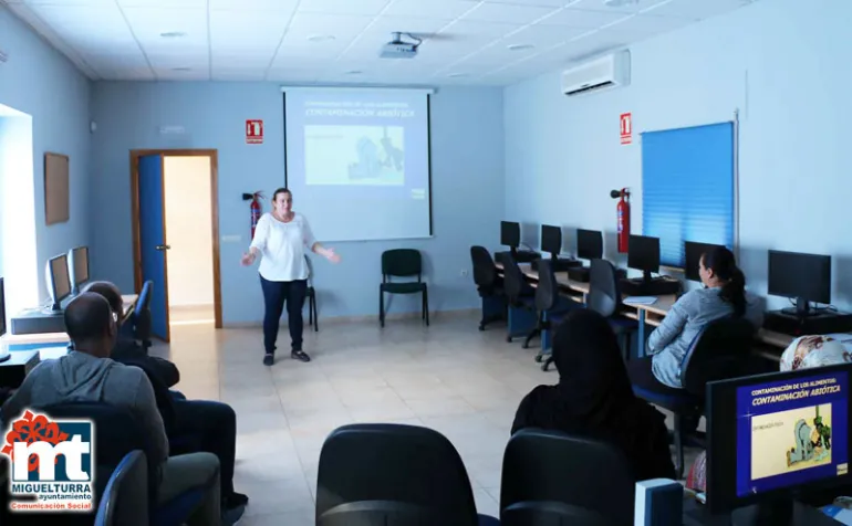 imagen de la monitora Cristina Plaza impartiendo el curso, septiembre 2016