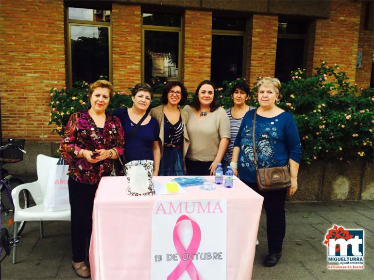 imagen de autoridades del Ayuntamiento y Asociación AMUMA, octubre 2015