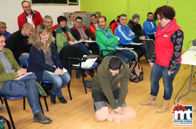 imagen de la sesión del curso sobre uso de desfibriladores, febrero 2016