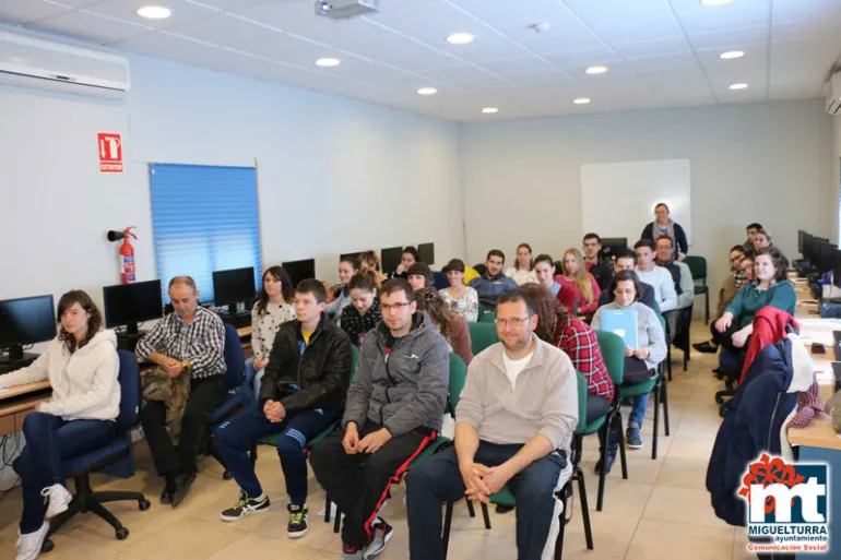 imagen de una de las sesiones del curso de manipulación de alimentos, abril 2016