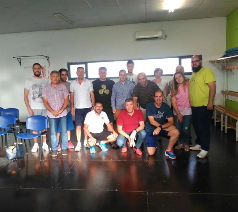 imagen del concejal, docente y participantes curso de RCP, mayo 2017