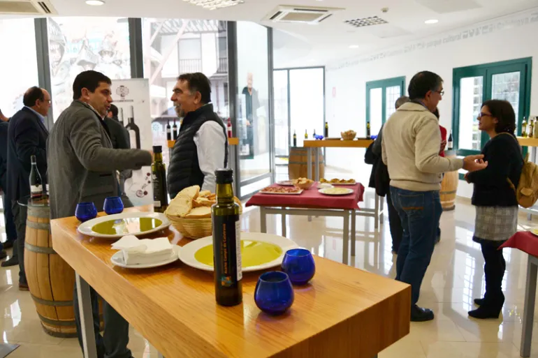 imagen de degustación de aceite, diciembre 2017, fuente imagen Gabinete Prensa Multimedia