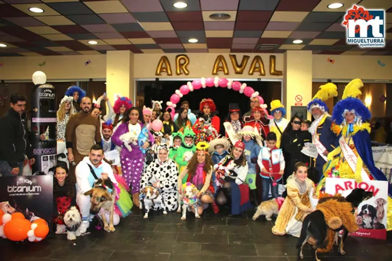 imagen de autoridades, patrocinadores y concursantes en Dejando Huella, Carnaval 2018 Miguelturra