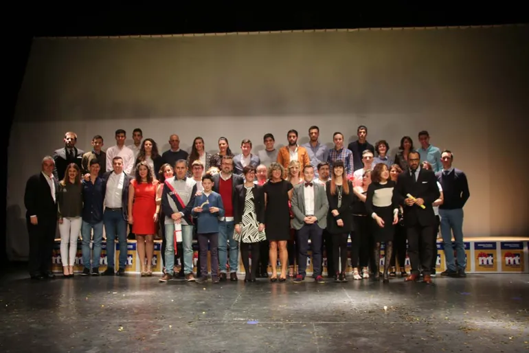 imagen foto participantes y autoridades Deportivos 2016