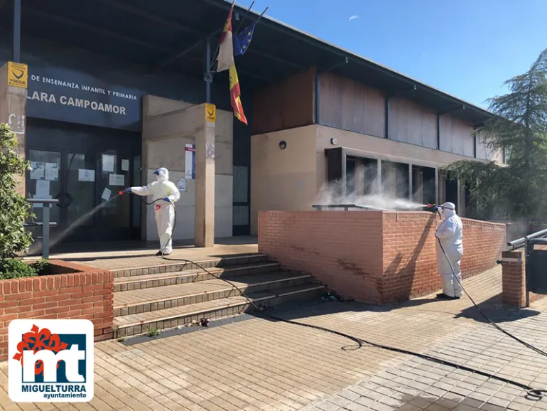 imagen de desinfección de la entrada del Colegio Clara Campoamor, abril 2020, Miguelturra