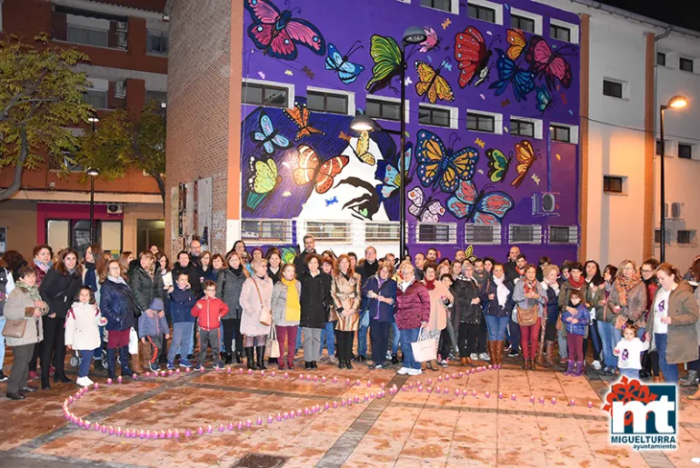 imagen de organización, autoridades y ciudadanía frente al mural contra la violencia de género, noviembre 2019