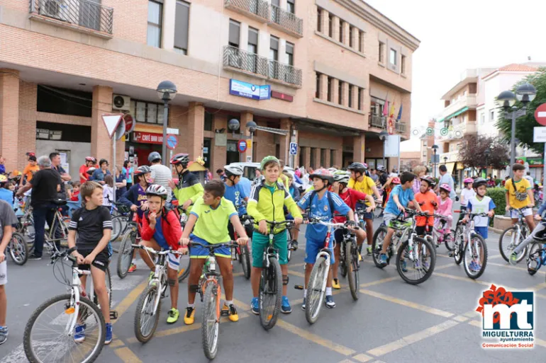 imagen de participantes en el Día de la Bicicleta 2016 frente al Ayuntamiento