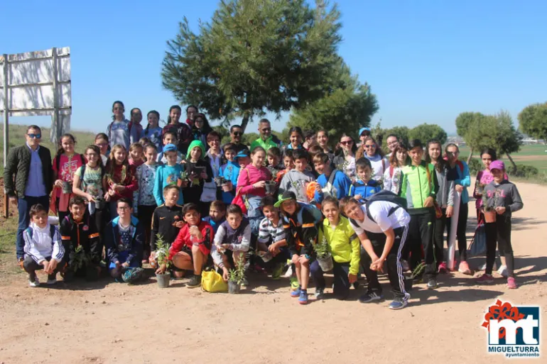 imagen de participantes en la celebración del Día del Árbol 2017 en Miguelturra