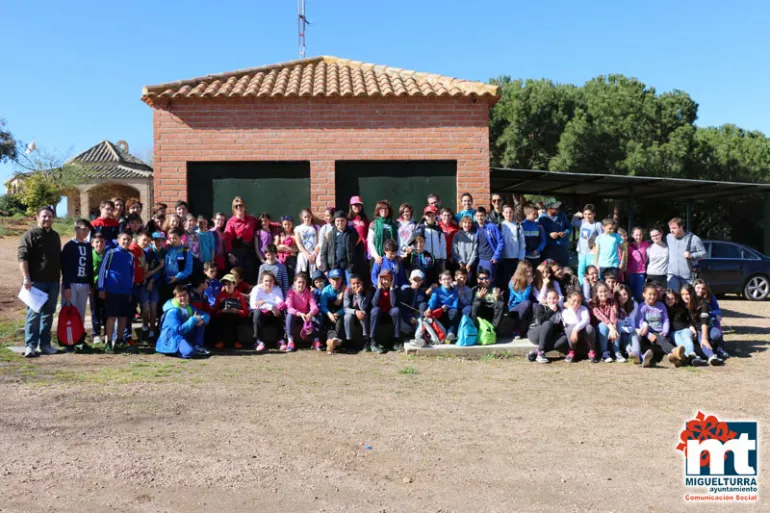 imagen de escolares en la Sierra de San Isidro junto personal del ayuntamiento, docentes y alcaldesa, abril 2016