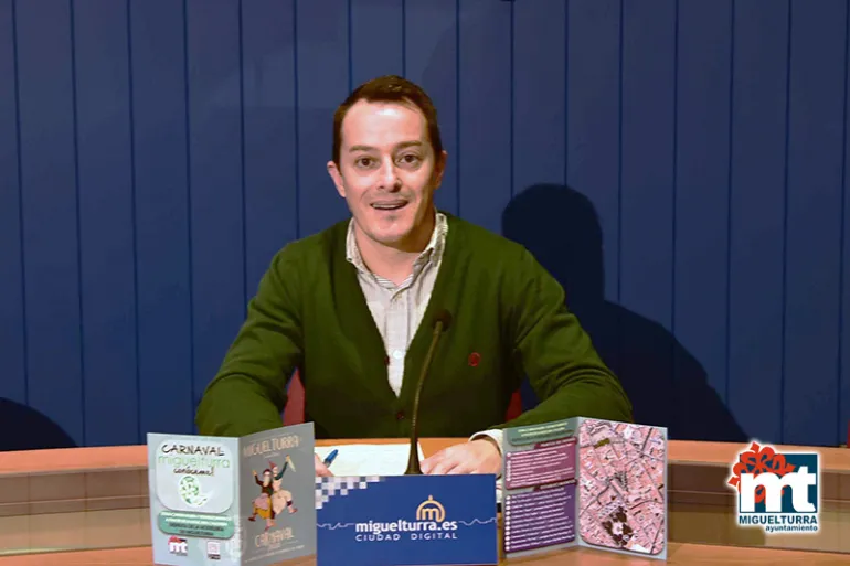 imagen de Diego Rodríguez durante la presentación del díptico editado, 13 febrero 2020