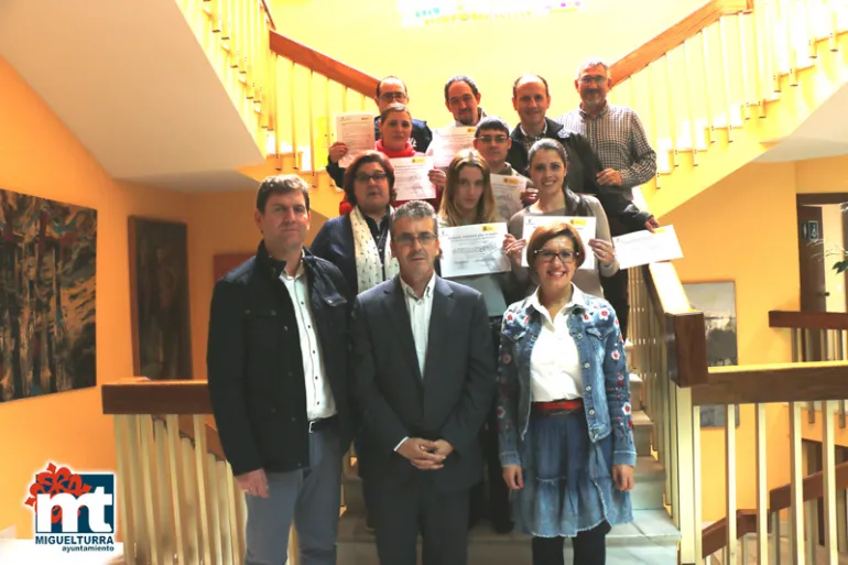 imagen de autoridades y alumnado tras finalizar el taller, noviembre 2018