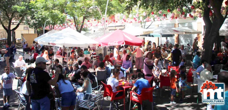 imagen de personas disfrutando de las Ferias en el parque Doctor Fleming, septiembre 2017